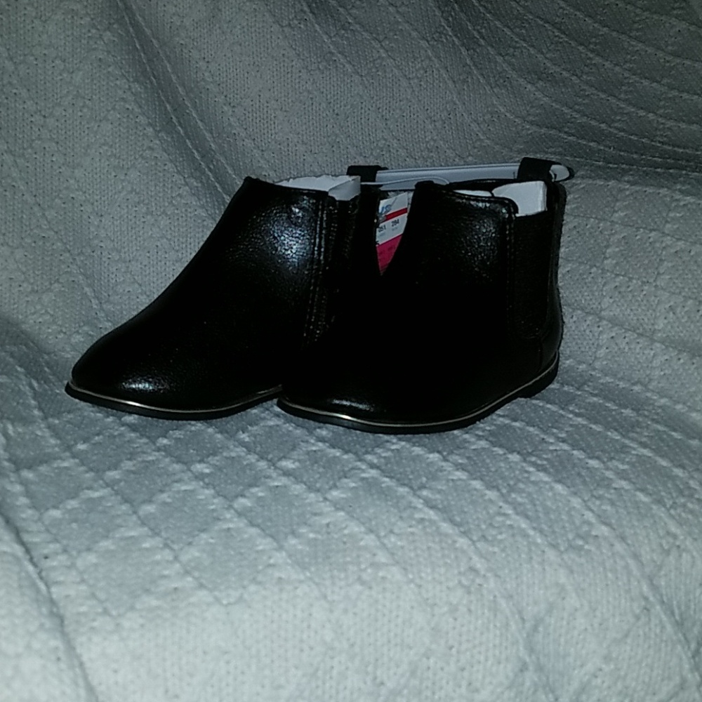 Black booties for fall 🌬